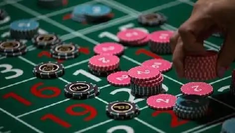 Sic Bo live-dealer table showing transparent dice cage and betting layout on udin62079